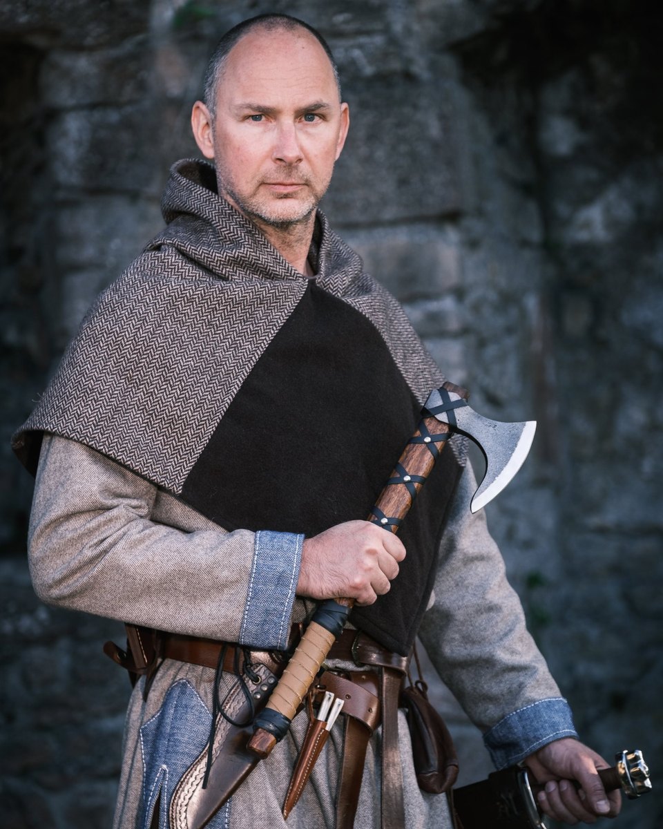 Manfred Grandis in historischer Gewandung mit Axt und Messern