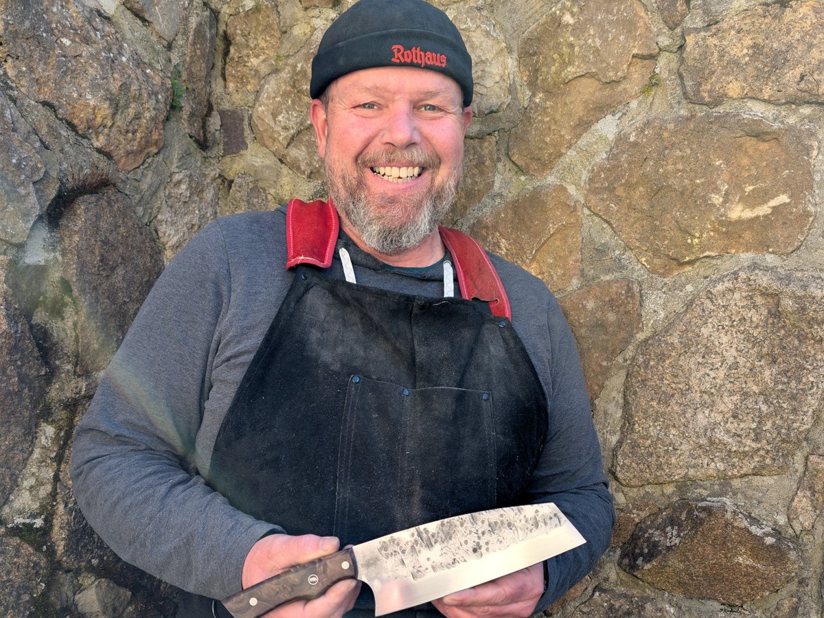 Stephan Paul mit einem seiner Messer